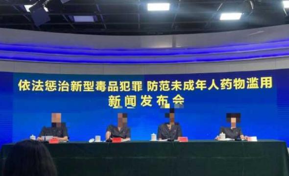 太龌龊了！6月25日报道，一名男子哄着年仅17岁的小姑娘一起猛吃处方药，等药物发