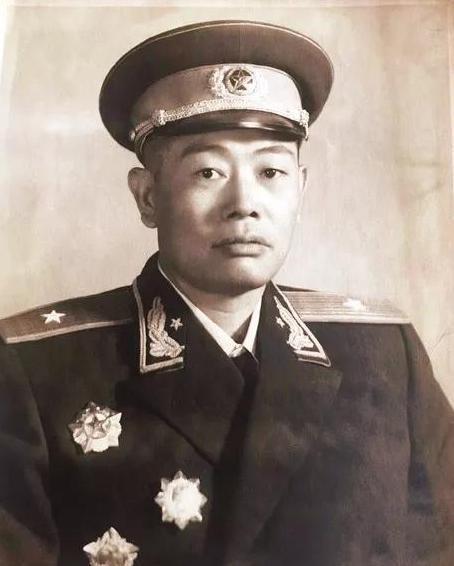 55年授衔，毛主席突然拦住一将领，端详后埋怨说：莫非把我忘了“老龙啊，你倒说