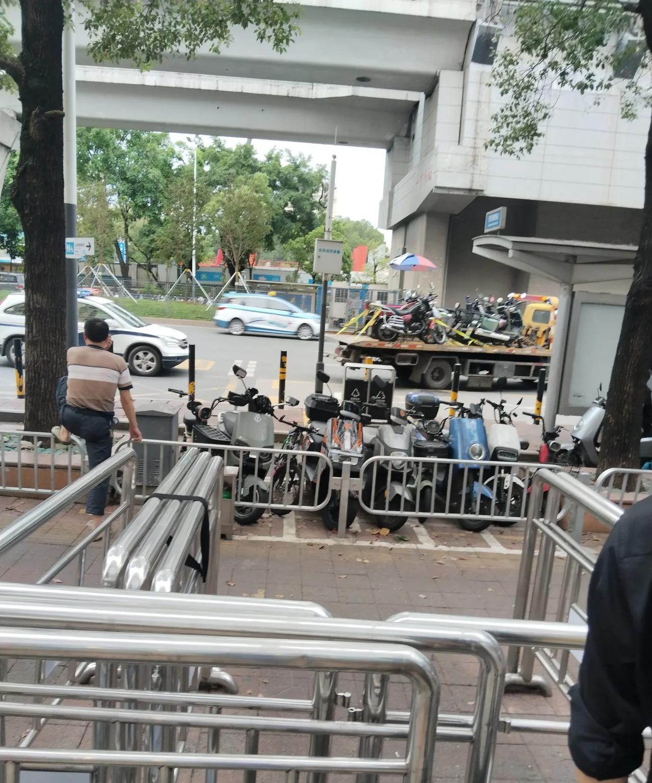 深圳昨天摩的事件上了热搜，今天行动迅速，地铁站空荡荡的，无一摩的，拖车上摆放了几