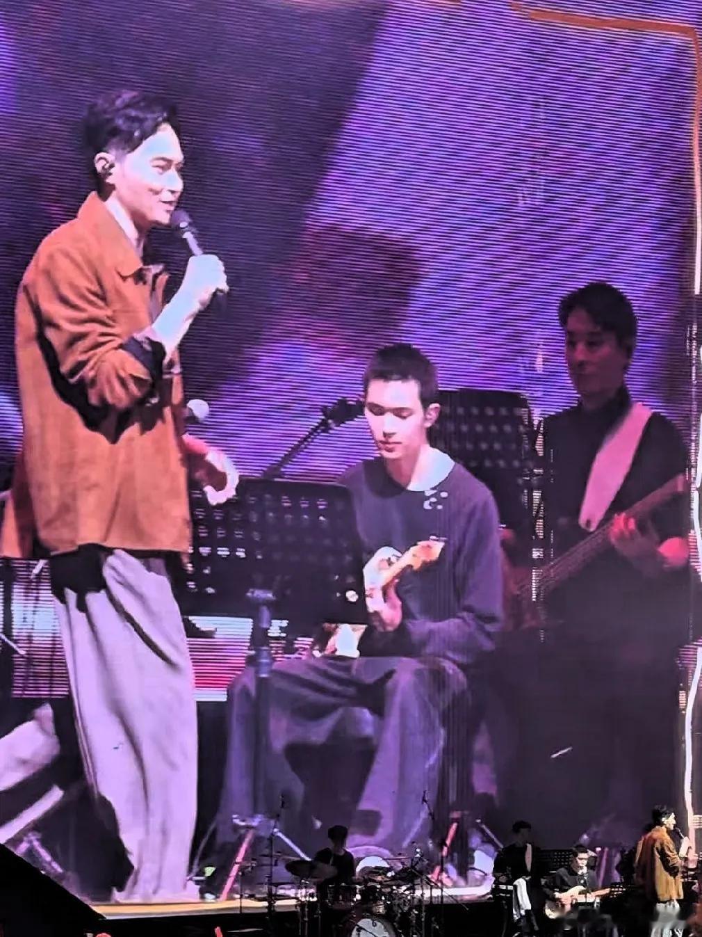 张智霖儿子，在老爸广州演唱会上，担任吉他手！​​​