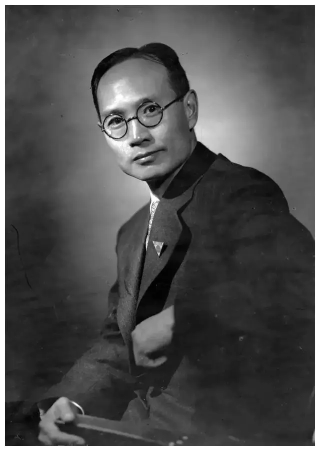 1972年，钱三强走在大街上，突然被一衣衫褴褛的老人拉住，90度鞠躬：“求您给我