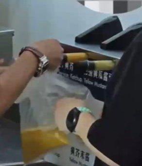 在天津的一家山姆会员店餐吧，原本是为了方便食客搭配披萨和热狗的小料台，竟然成了某