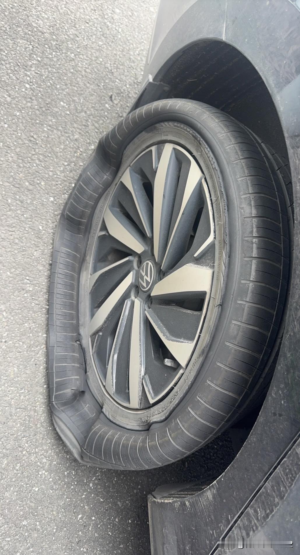 大年初三高速爆胎，有惊无险。请问下专业人士看得出这是压到异物导致的还是车胎正