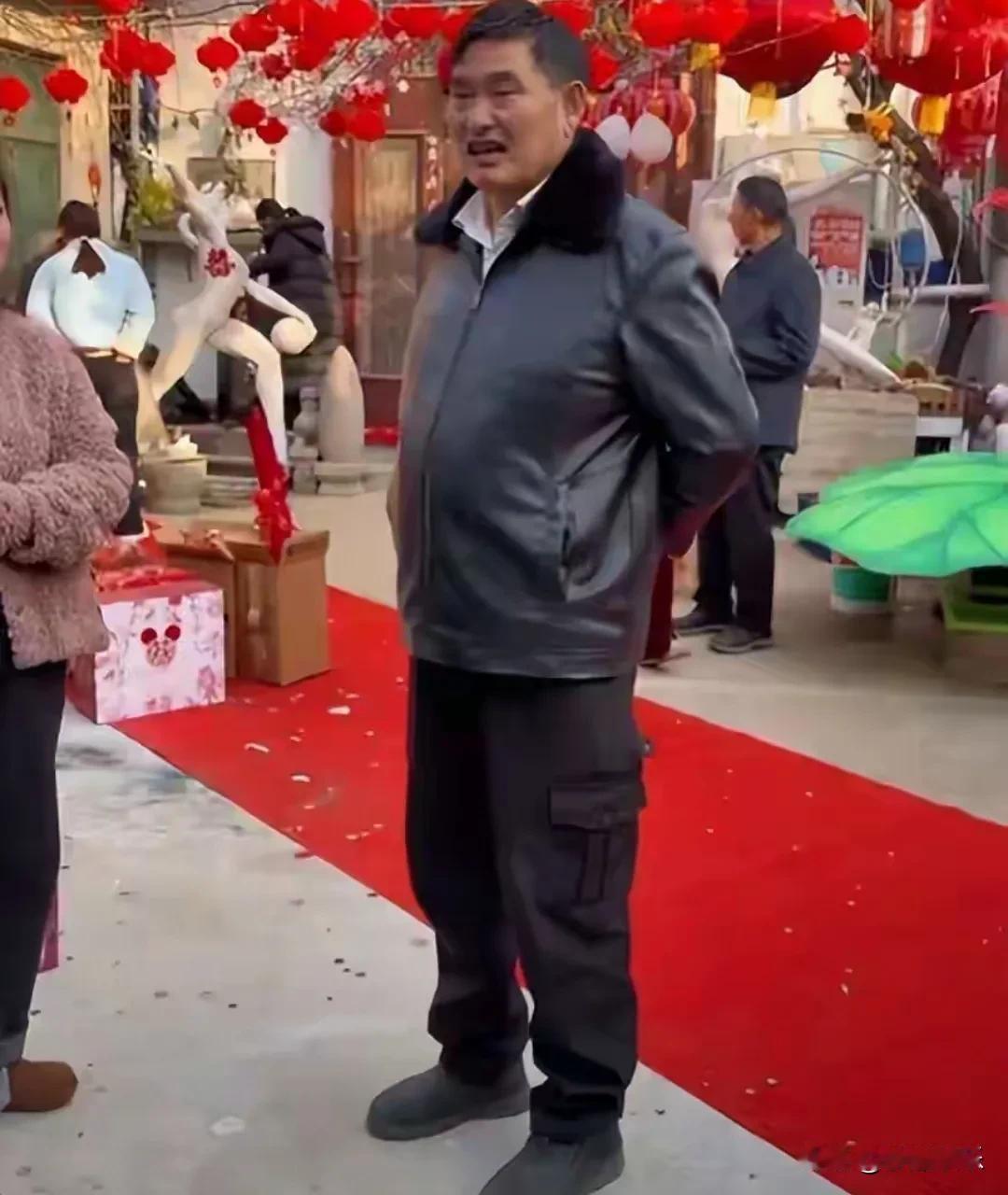 大衣哥给女儿的陪嫁，这几天传得沸沸扬扬，有人说500万，有人说寒酸。但仔细看大衣