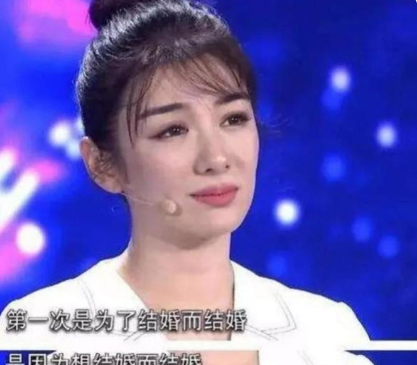 2004年，黄奕的老公黄毅清爆出她的丑闻，还晒出隐私照片，配文“老天会收拾你”。