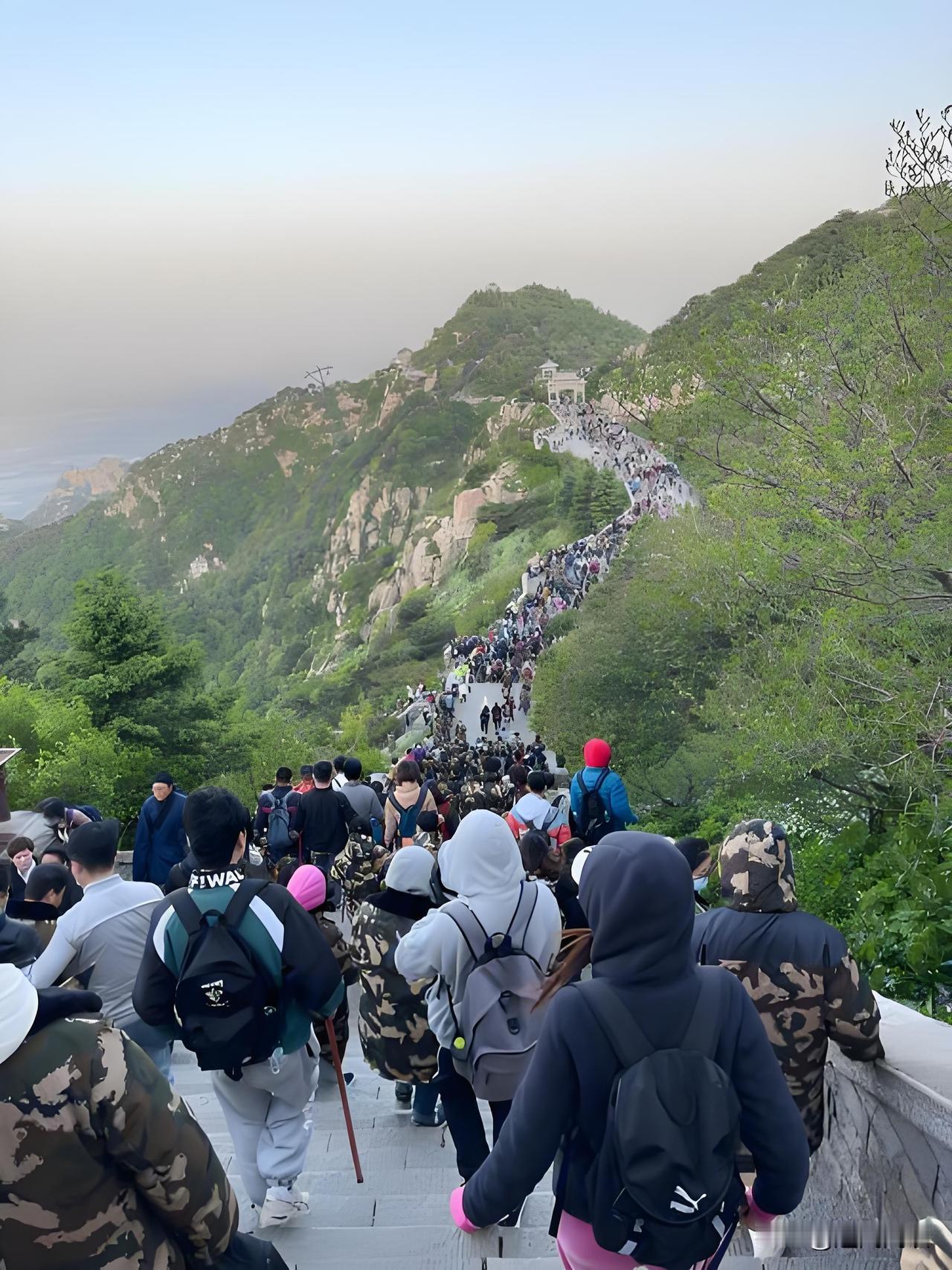 五一爬泰山，那真是开了生存模式的“地狱副本”。零点的十八盘还在人挤人慢慢挪，等你