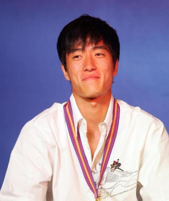 2004年，刘翔夺冠后，开发商送给他一套价值225万的房子，他却转身送给了教练，