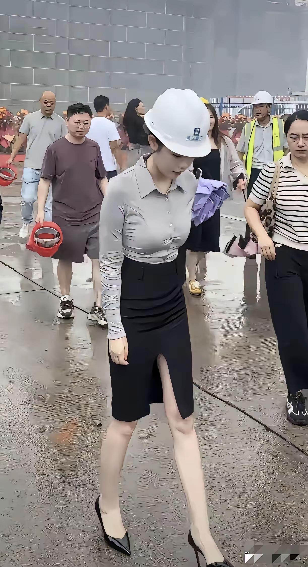 不懂就问，这种建筑工地上，真的有人穿着高跟鞋来吗？尤其是这种下雨天，泥泞不堪的