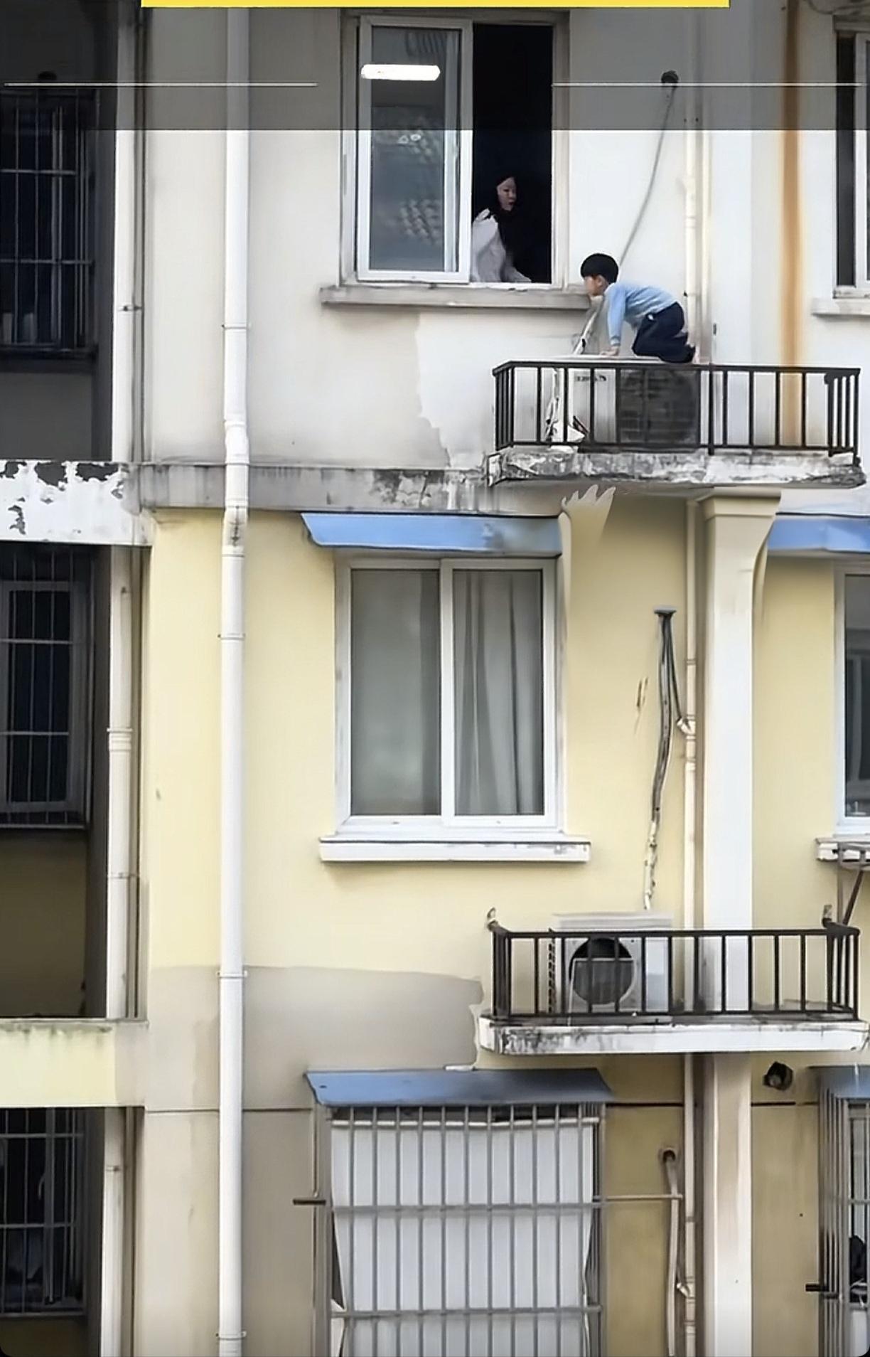 前一秒还轻声细语，温柔得像哄熟睡的婴儿。后一秒抬手，巴掌落得又快又狠。4