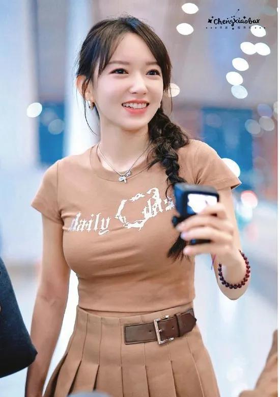 程潇这套学院风穿搭，甜妹天花板实锤了✨程潇这身机场私服真的太会了！同