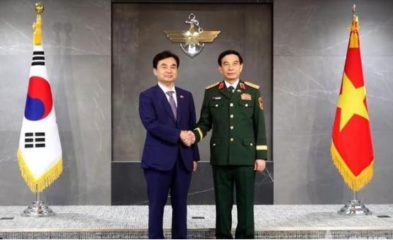 中国的一个邻国，正在向菲律宾、越南偷偷“递刀”！韩国卖给越南的20门K9自行榴弹