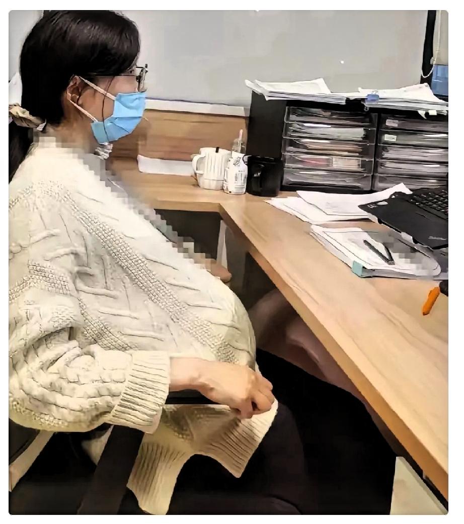 闺蜜最近愁坏了，她怀孕7个月，公司人事找她谈产假，两个方案：1、产假90天，