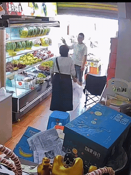 小哥来买西瓜，老板娘一伸手，西瓜全军覆没！老板娘：我就想拿个瓜，万万没想到触发