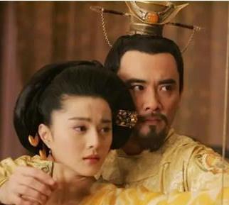 洛阳，金谷园畔。一个年轻女子缓缓走来，眉目清冷，步履轻盈。她叫杨玉环，出身弘农杨