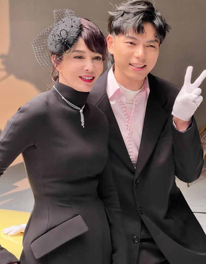 香港著名女星郑裕玲，她已经60多岁，这身打扮真的很有气质