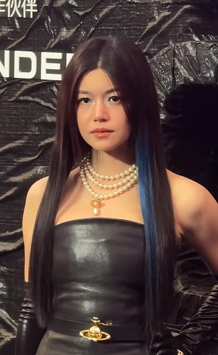 离婚后的陈妍希，这哪像43岁的人啊。娃娃脸是不是真的很显年轻啊。没离婚的时候