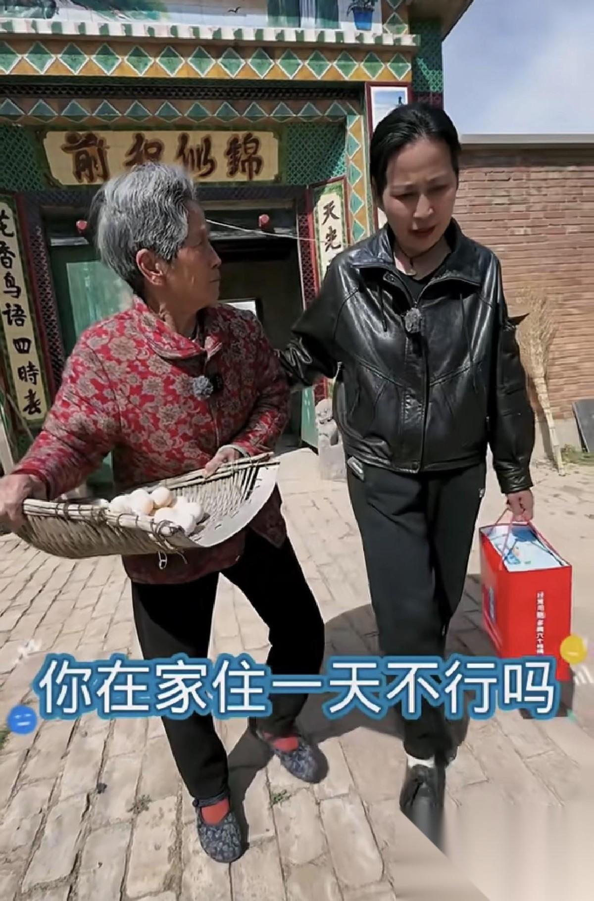 老大媳妇来看婆婆，临走时，婆婆给装满了后备箱后，又端着一簸箕鸡蛋依依不舍的问：“