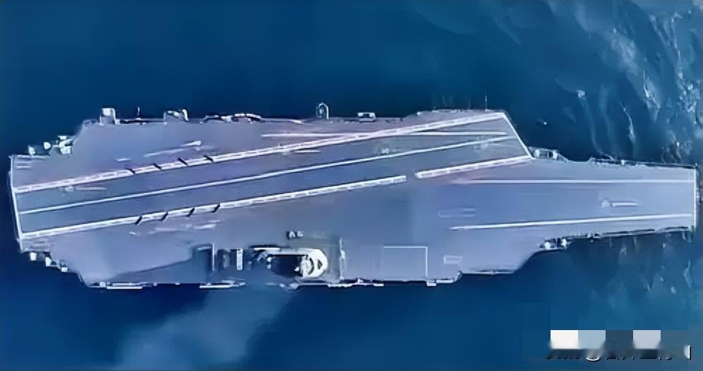 中华人民共和国正式向全世界宣告两件大事：福建舰航母，正式服役了！中国海军，现在