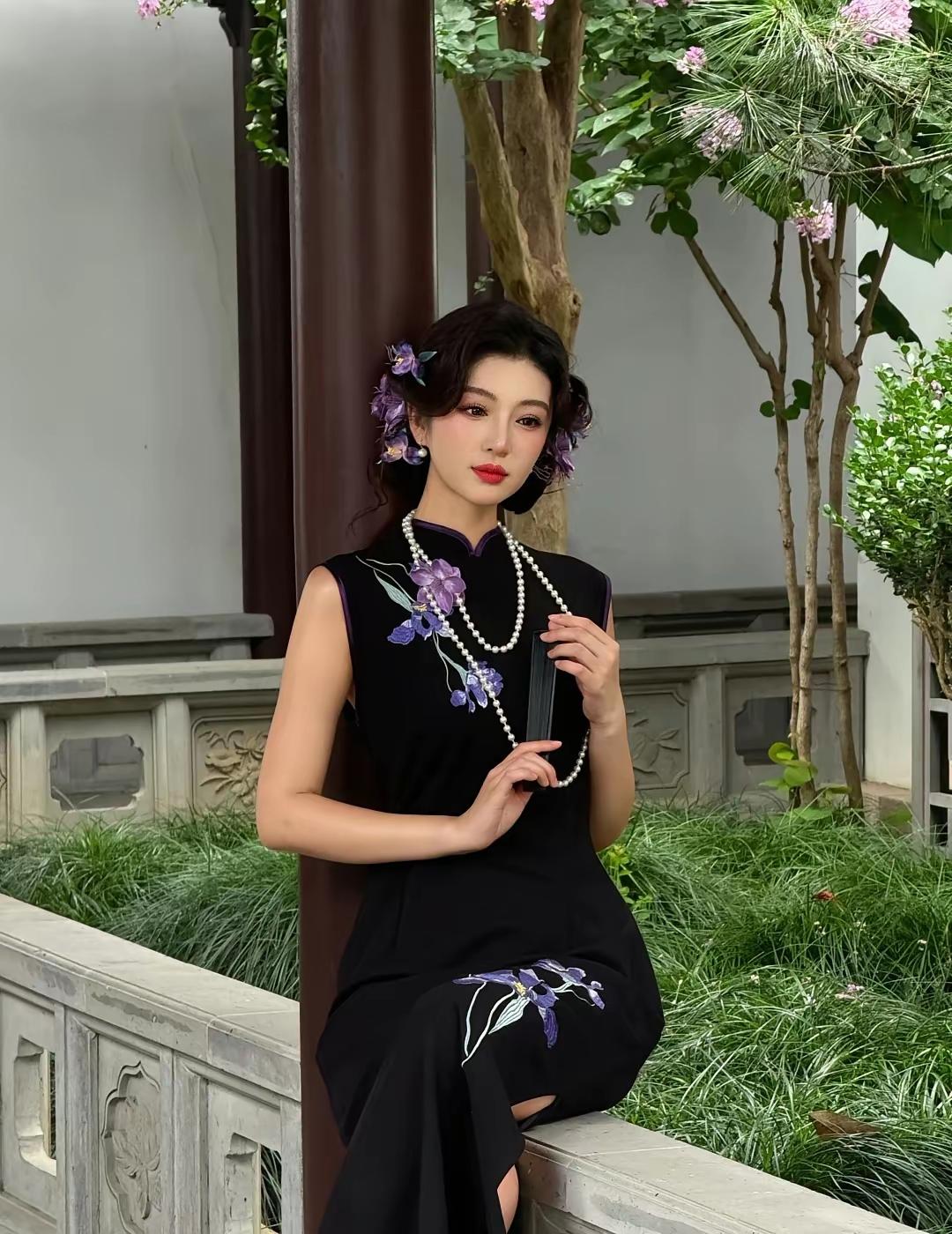 我站在镜前，看着另一个自己，她正用眼睛，替我流泪。