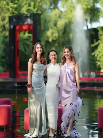 张丹红的两个混血女儿真漂亮，金发碧眼，大高个，这是混的好混血。百度一下才知道