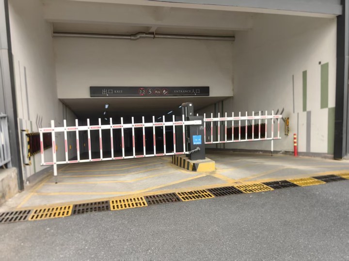 萧山一小区物业以未缴物业费为由, 限制业主开车进地下车库, 最新回应: 已放开