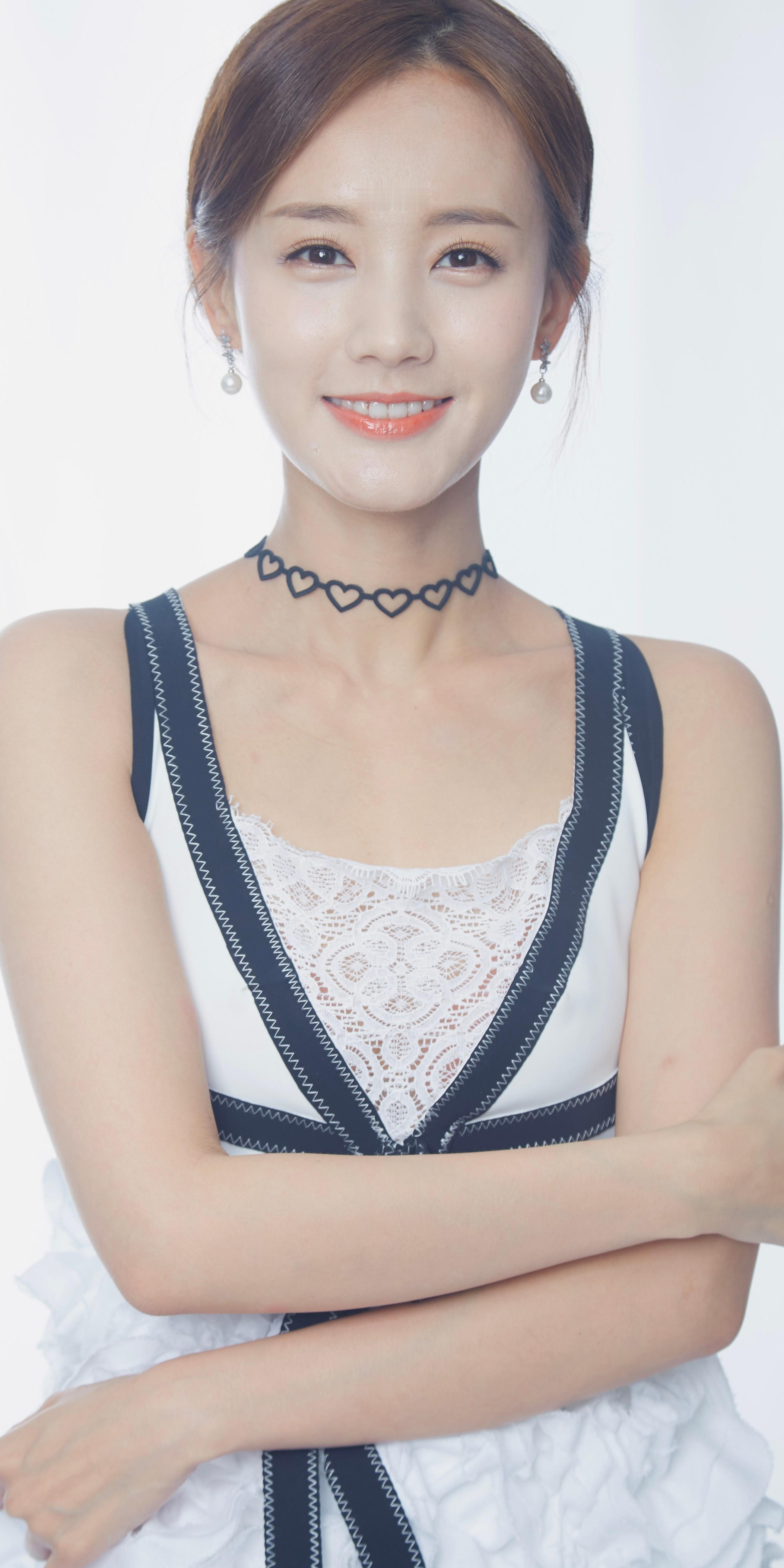 李一桐：夏可可定妆照，白色短裙笑眼弯弯好甜好美​​​