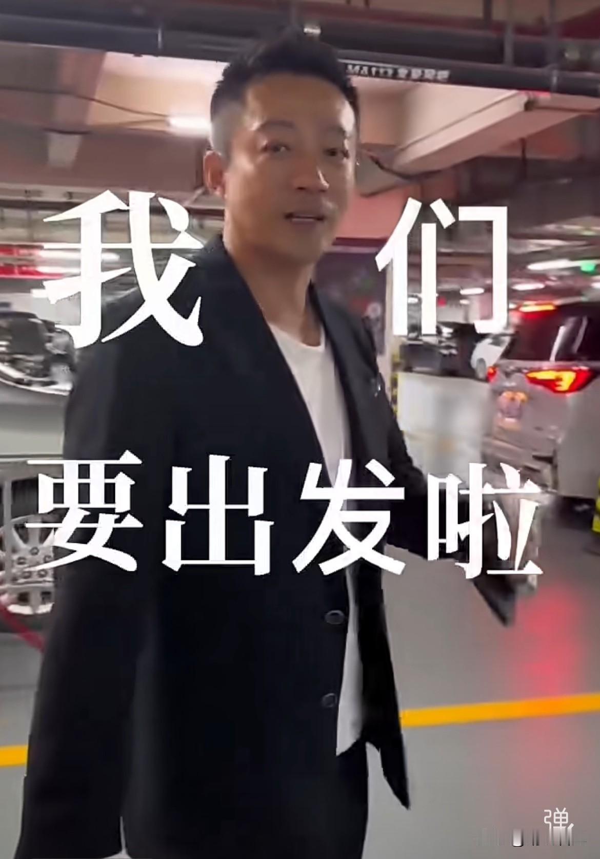 汪小菲更新视频动态：工作结束后，他带着儿子箖箖夜游珠江。箖箖和爸爸手牵着手，