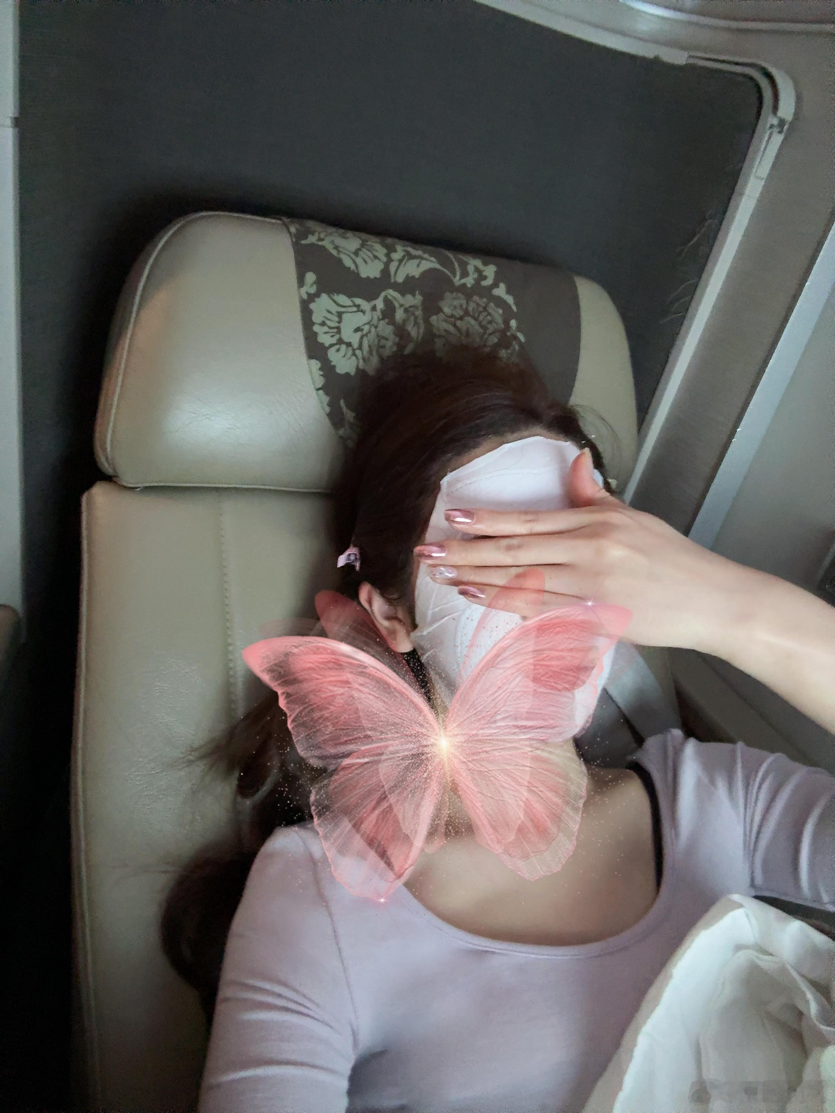 用香槟倒个时差睡了12小时落地突然想起在国内自己过的一直是美国时间​​​