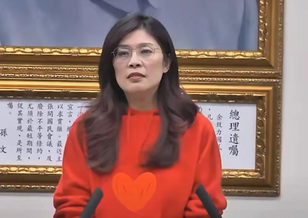 郑丽文突然宣布元旦要去参加升旗典礼，这招真是让人眼前一亮。过去十年，国民党多