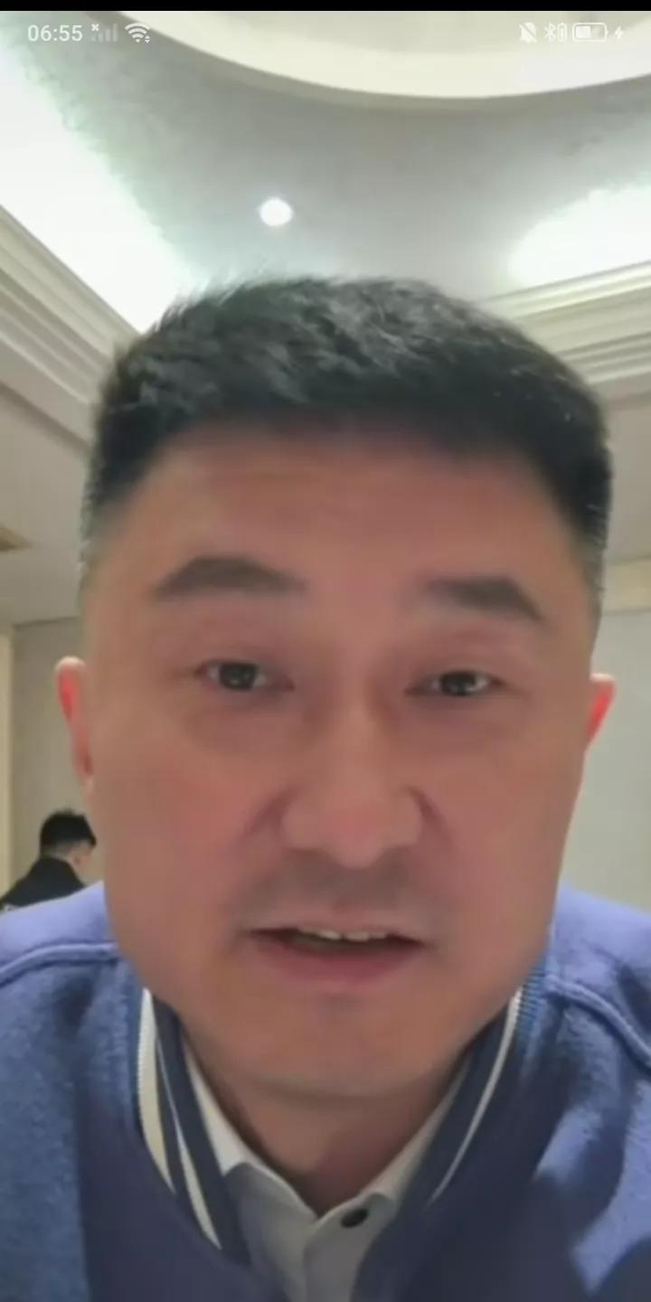 昨天很少在互联网上抛头露面的广东队主教练杜峰开启直播与球迷聊天，分享他最近的工作