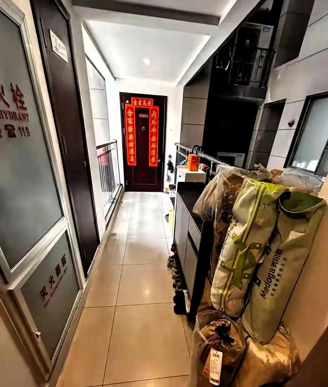 杭州这对夫妻真的被逼到绝境了！对门邻居死活霸占公共过道，鞋柜、露营装备紧贴家门口