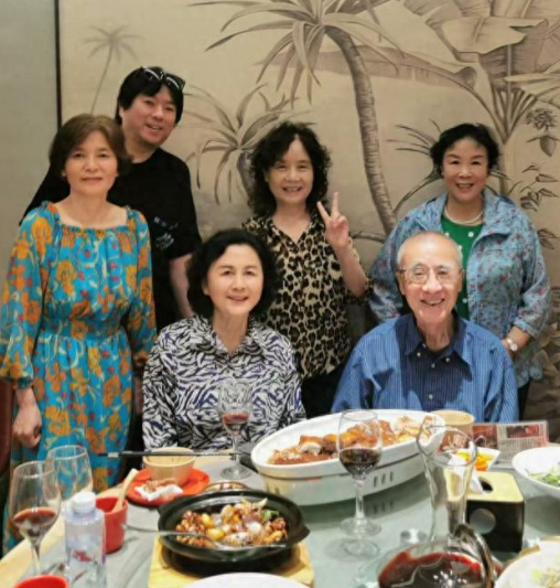 56岁高晓松晒与高中女友聚会合照，岁月变迁情谊仍在！
