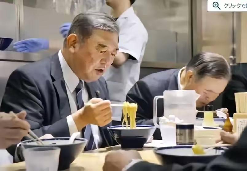 如释重负，无官一身轻，石破茂的小日子过得非常轻松。当地时间11月8日，日本前