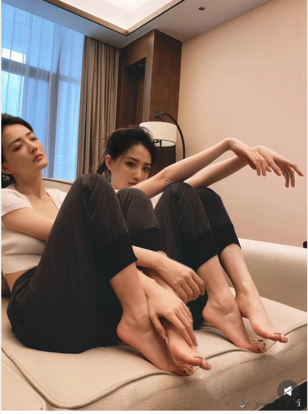 徐璐身高166，个子不是特别高挑的那种，一双脚丫子还不小，可能要穿40码的。旁边