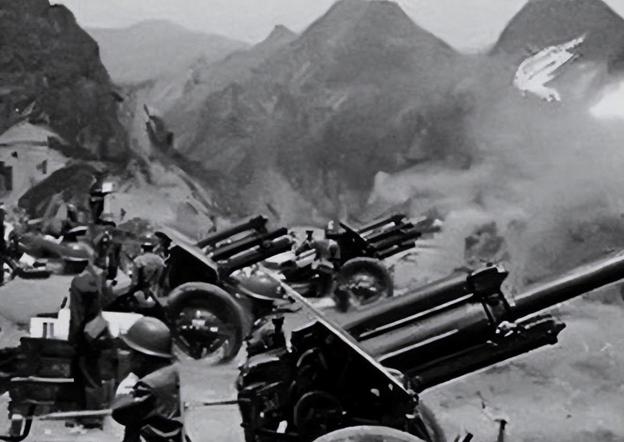 雨太大，猫耳洞里站不住人，脚烂得流黄水，半夜惊醒以为炮弹砸头上。很多人说那是逃