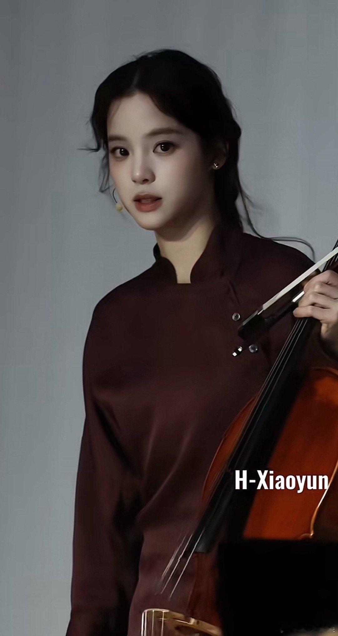 欧阳娜娜好像一只小鹿，她在她专业的领域真的是闪闪发光的