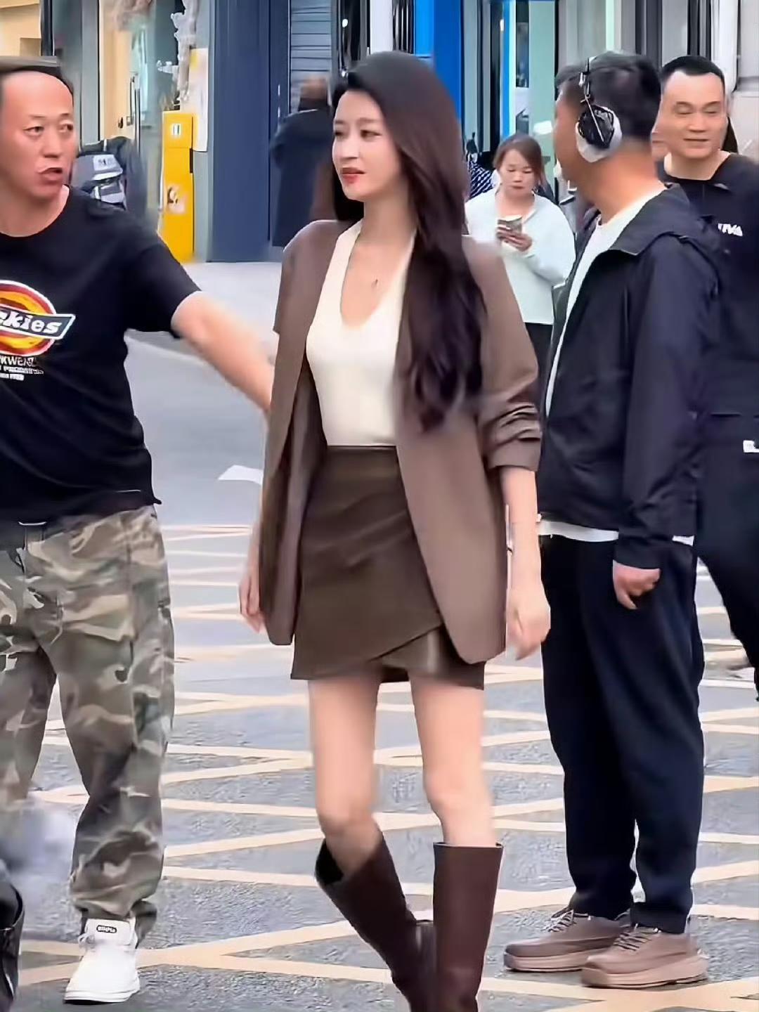 现在最烦恼的人应该是孙怡了吧？她烦恼的不是靴子质量太差，也不是造型师没选对尺