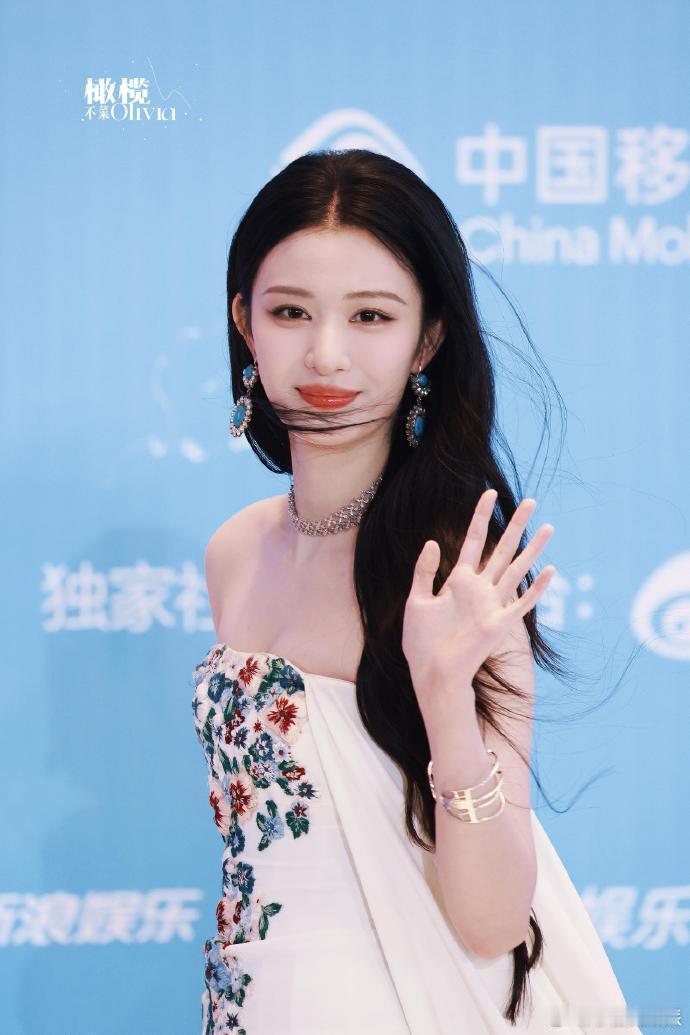 王楚然乱花渐欲迷我眼王楚然与花共赴浪漫，“乱花渐欲迷我眼”的甜蜜蔓延！满屏娇