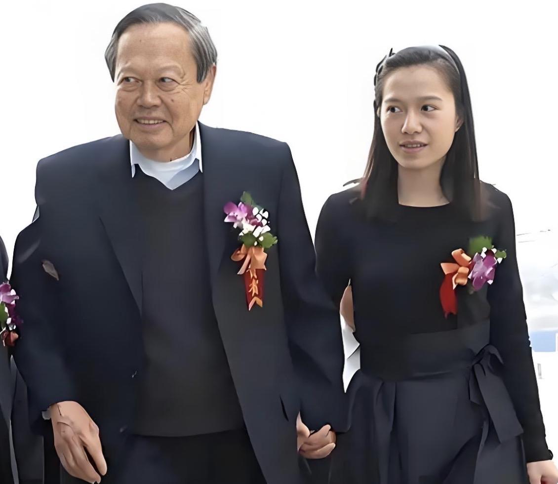 物理学家杨振宇走了，他最放心不下的应该是小他54岁的第二任妻子婚后翁帆不仅