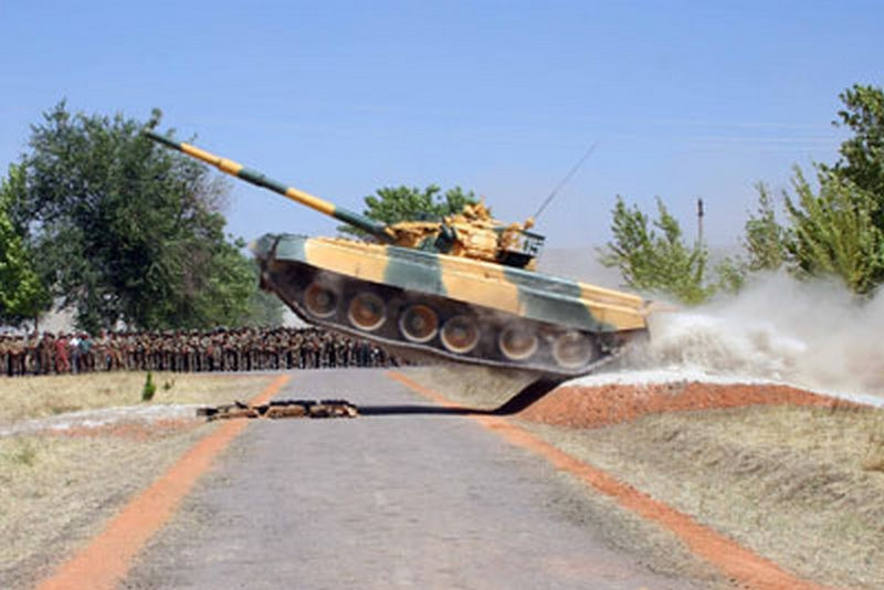 罕见的乌兹别克斯坦武装部队T-80BV坦克照片。其中一些坦克当时驻扎在塔什干坦克