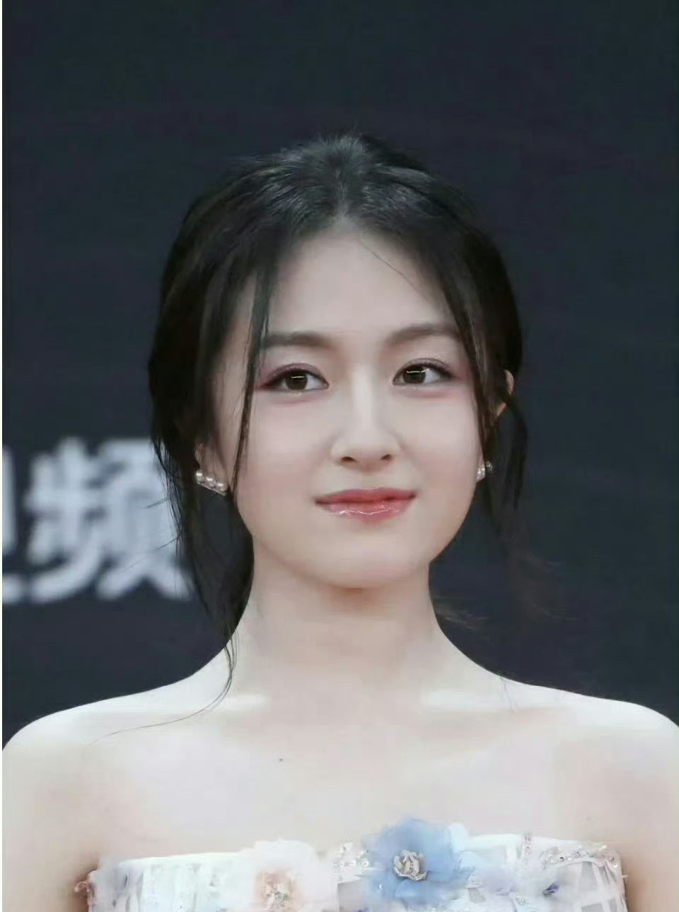 看了李兰迪和路人合影才知道，脸是这么小啊！女明星还是太伟大了！​​​