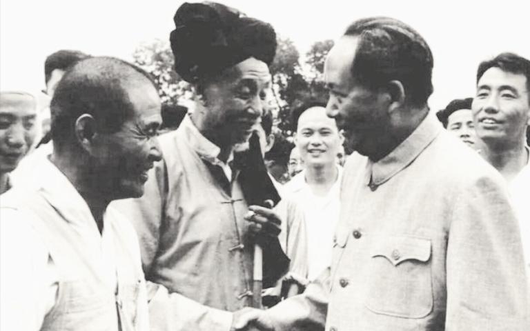 1950年，佤族头人拉勐被邀请到北京观礼，主席一见到他，就问：“听说你们佤族有人