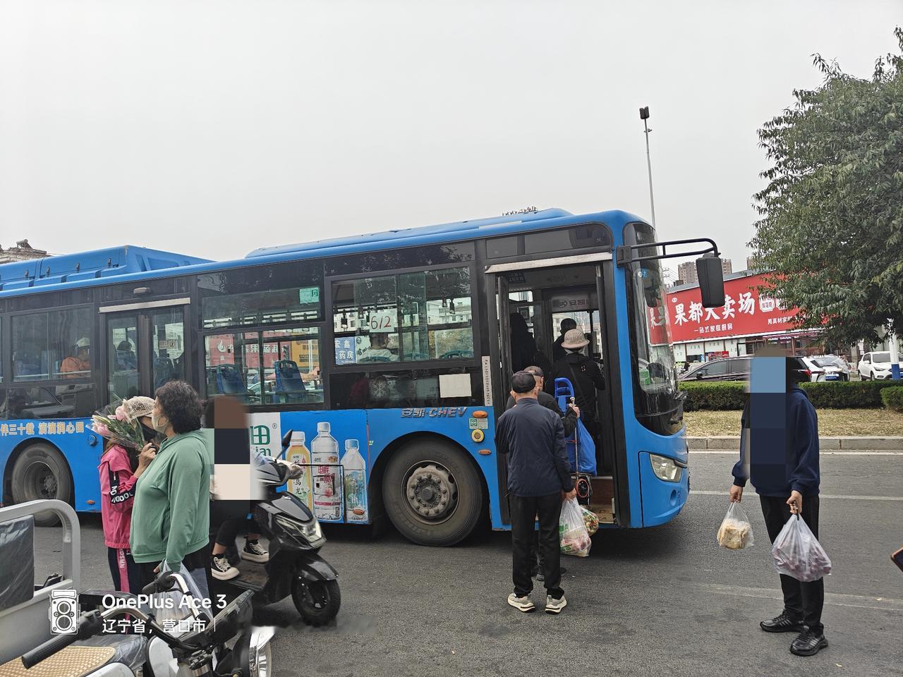 鲅鱼圈的公交车大概是东北最破的公交车，因为都是私人承包的，对60岁以上的老人也不