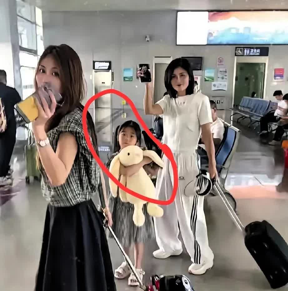 瑾汐三姐妹已经出发前往杭州直击鸿星尔克总部，准备带货。网友们看到后，