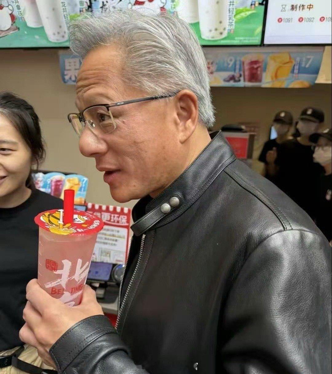 炸酱面、蜜雪冰城之前去北京都吃了，和老黄同款了，属于是。黄仁勋308_IO