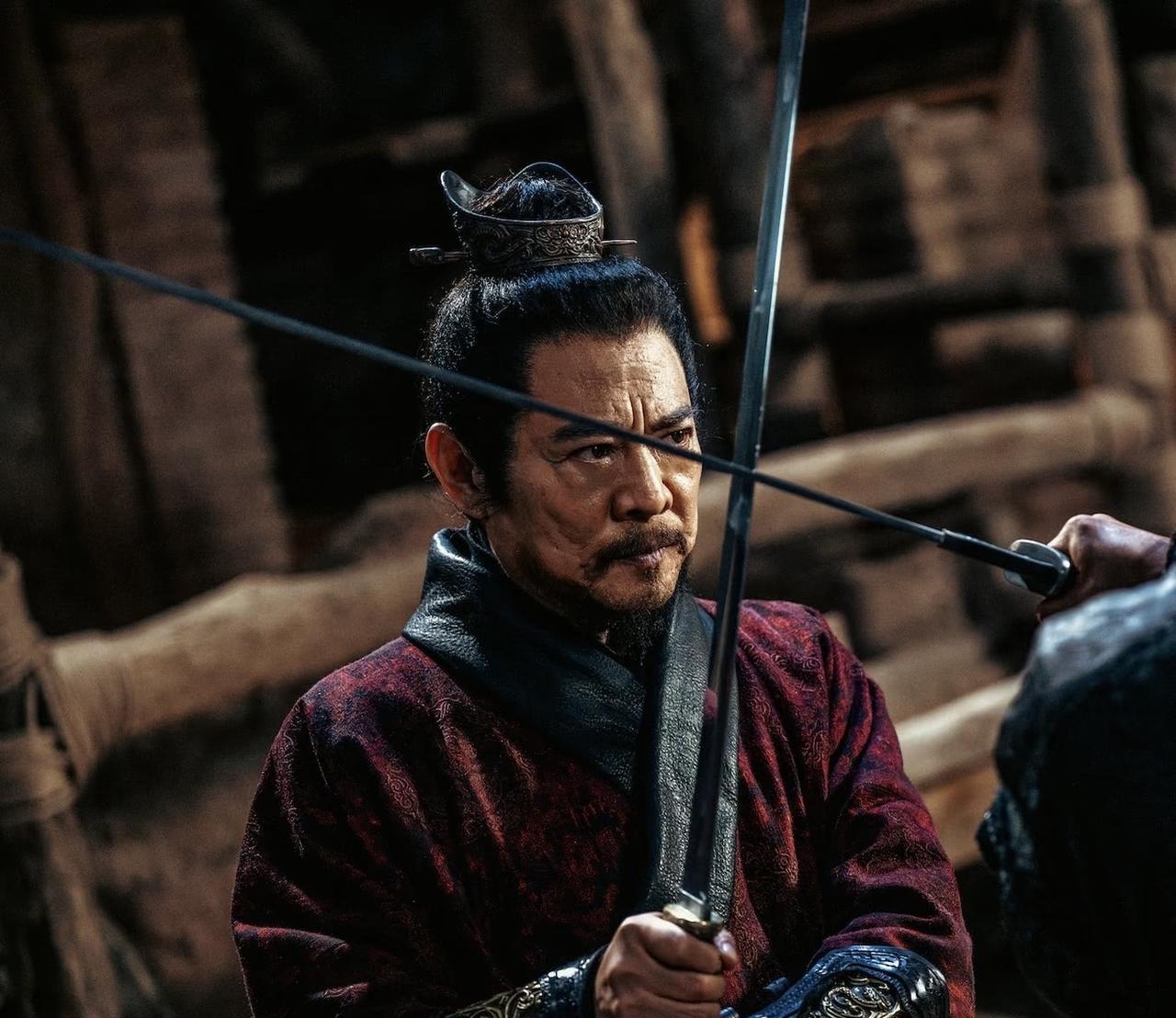 62岁李连杰亲身上阵，一拳一脚全是真功夫，替身直接失业。你细看他那段打戏，拳头