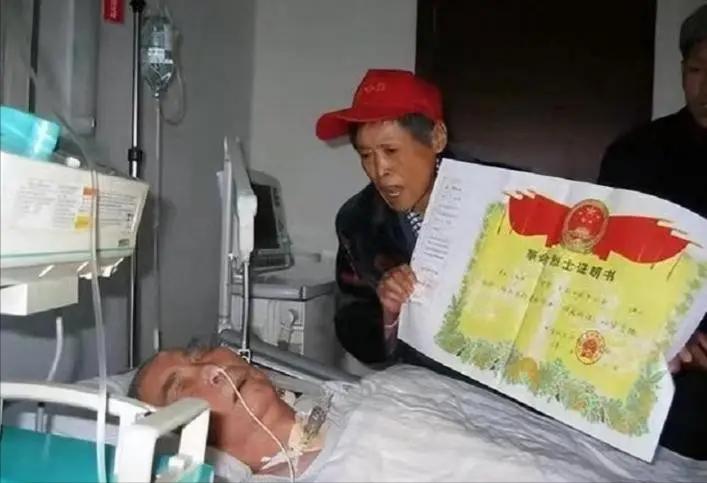 1998年北京老人去世，养女整理遗物吓得求助政府，那件旧棉袄里竟然藏着60年前惊