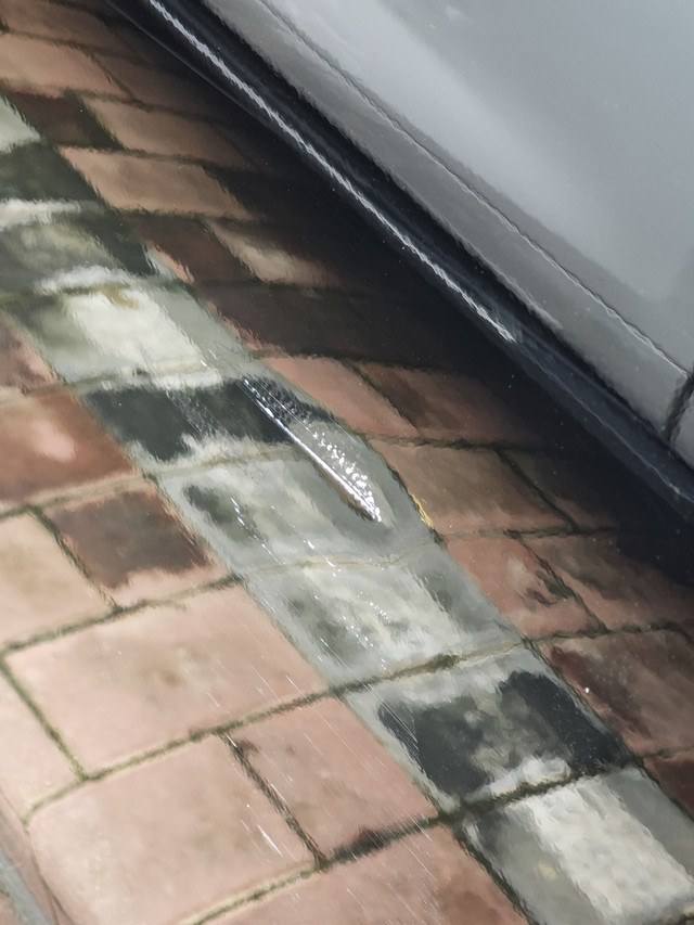 车门被刮了，怎么处理比较好呀，整面喷漆的话走保险是不是比较好