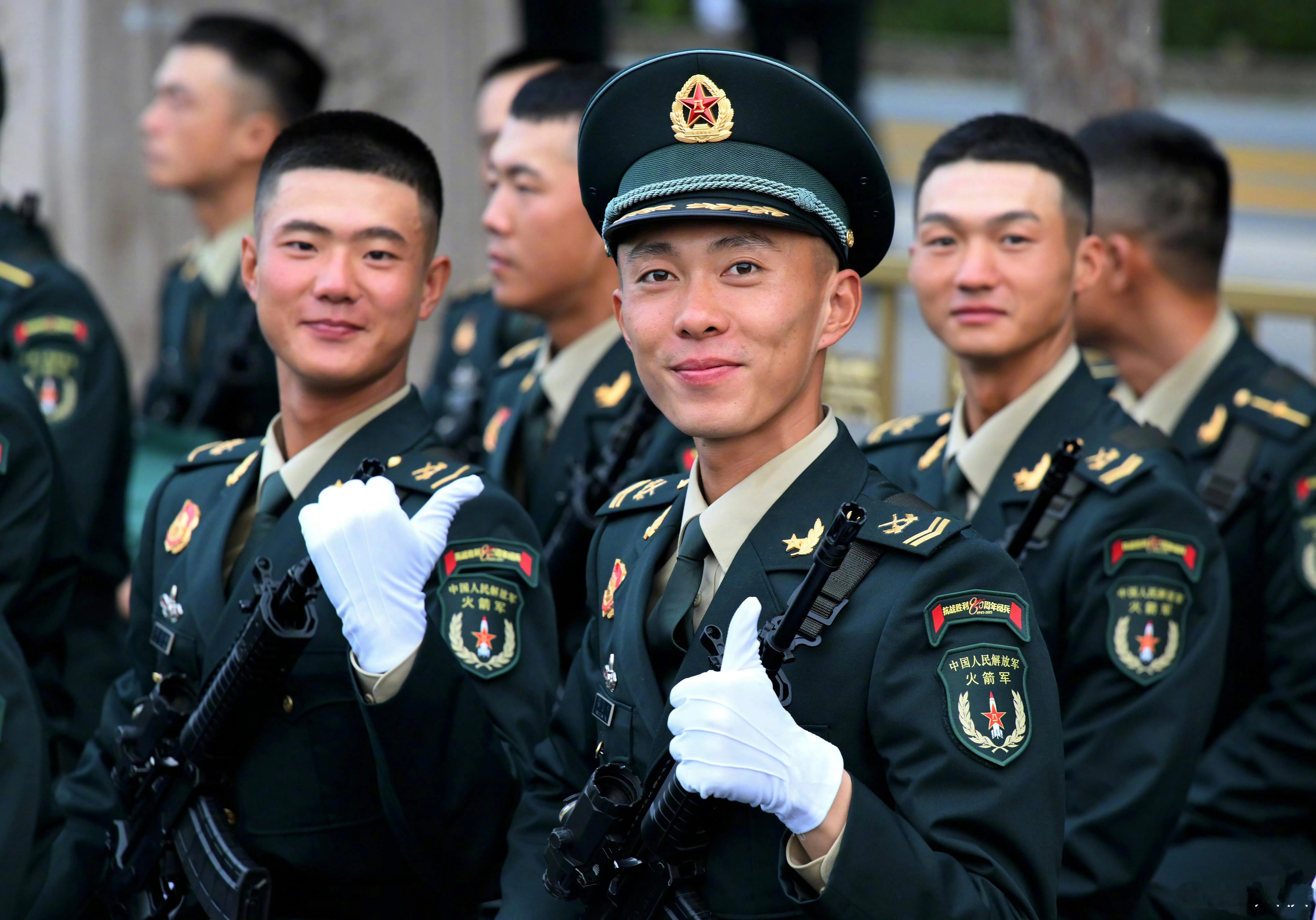 美军肥胖照火遍全网阿美太丑，还是看看人民子弟兵吧[玫瑰]​​​