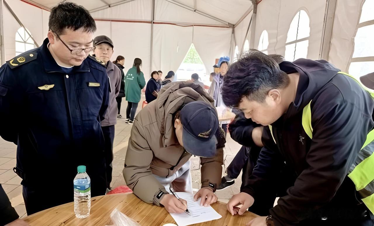 福建宁德，一家人正在办丧事，谁知，在相关人员上门劝导、签订简办协议的前提下，这家